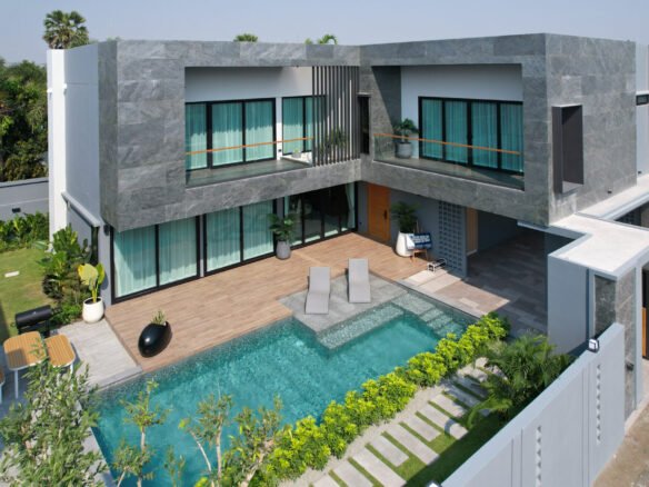 LUXURY POOL VILLA  PATTAYA : Ready to move in, 4 bed, 5 bath, 3 parking spaces.