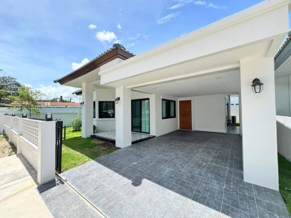 CORNER HOUSE FOR SALE NEAR SIAM COUNTRY CLUB