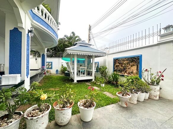 2-Story Villa with Large Garden | Soi Thappaya 15