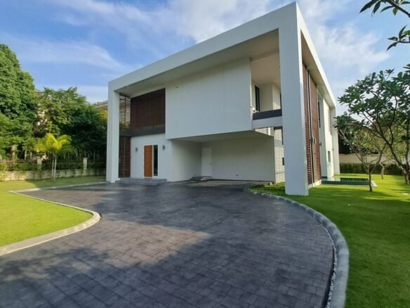 Prime Pattaya Property: Seafront Villa with Rooftop Terrace