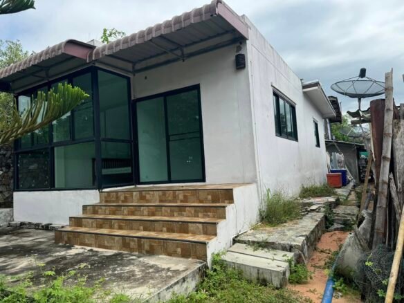 🏡Beachfront House for Sale