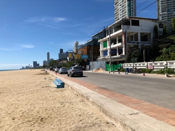 🏢3-Story Building and 3 Rai Land for Rent, Jomtien Beach. Ideal for Pool Villas.