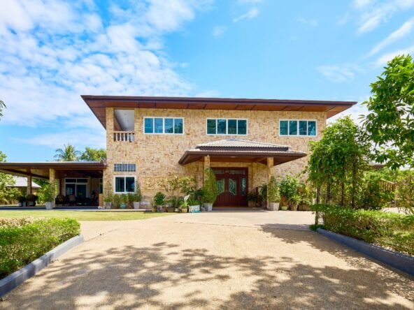 Exclusive Luxury Villa with Private Pool Near Mapprachan Lake