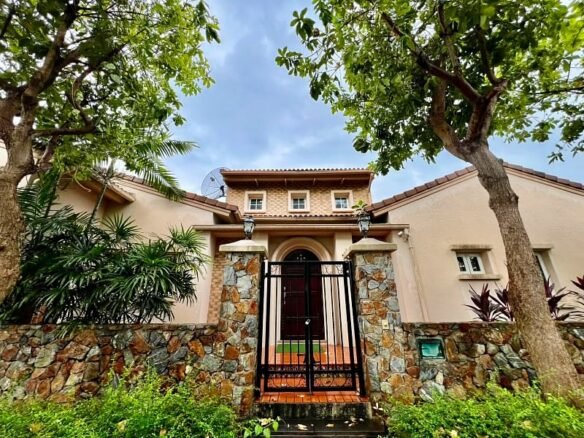 Family-Friendly House Rental in Silk Road Place Village