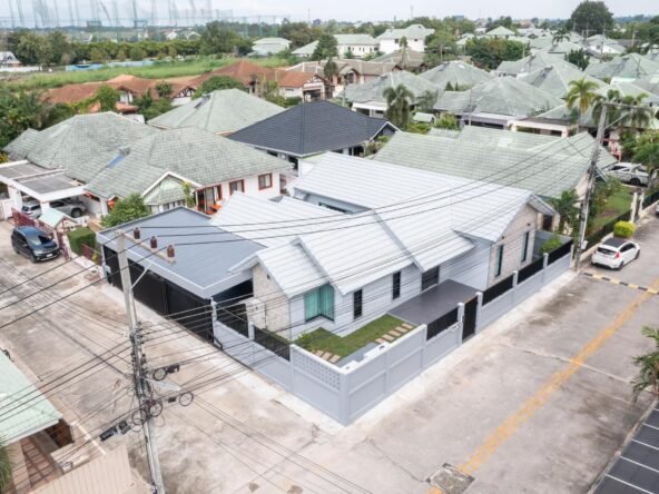 Single house for sale, land area 100 square wah, corner house, location Soi Siam Country Club. ขายบ้้านเดี่ยว พื้นที่ดิน 100 ตารางวา หลังหัวมุม พิกัด ซอยสยามคันทรีคลับ