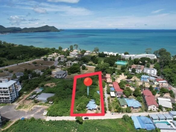 Land for sale near the sea, Na Jomtien, can walk down to a private beach.. ขายที่ดิน ใกล้ทะเล นาจอมเทียน สามารถเดินลงไปหาดส่วนตัวได้