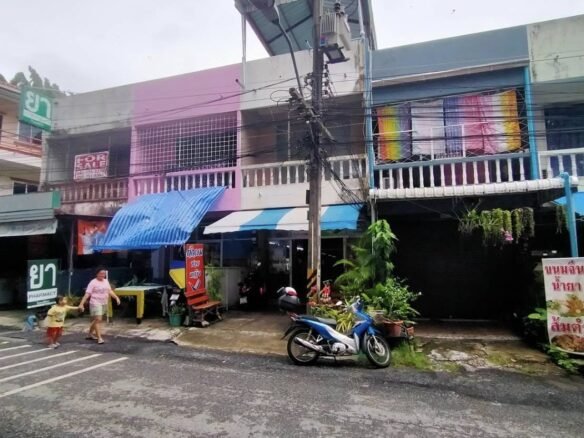 For sale: 2 and a half-storey commercial building (Soi Wat Tham – behind Pattaya City School 6). ขายอาคารพาณิชย์ 2 ชั้นครึ่ง (ซอยวัดธรรม – หลังโรงเรียนเมืองพัทยา 6)