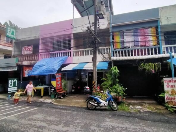 For sale: 2 and a half-storey commercial building (Soi Wat Tham – behind Pattaya City School 6). ขายอาคารพาณิชย์ 2 ชั้นครึ่ง (ซอยวัดธรรม – หลังโรงเรียนเมืองพัทยา 6)