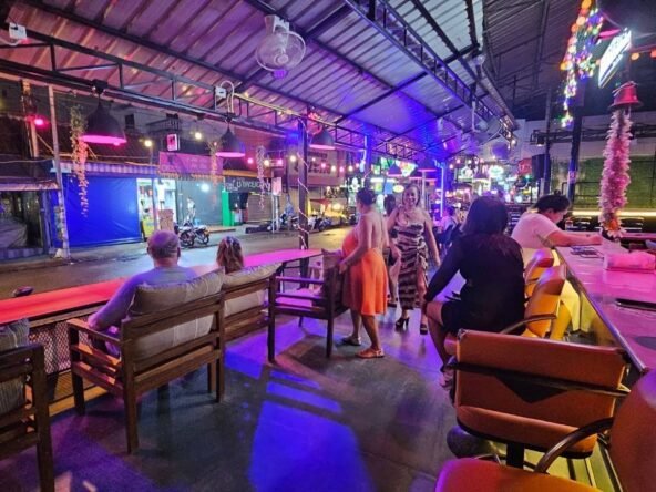 Bar for rent, prime location on the main road of Buakhao. เซ้งบาร์ทำเลทอง บนเส้นหลักบัวขาว