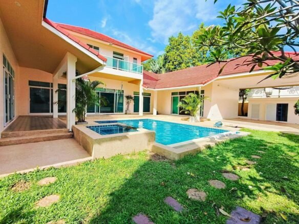 2-storey luxury pool villa near Phoenix Golf Course. พูลวิลล่าหรู 2 ชั้นใกล้หอประชุม Phoenix Golf Course