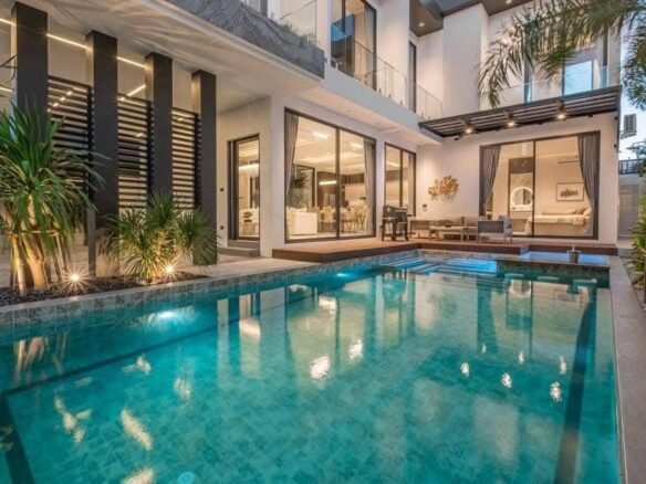 Luxurious Pool Villa for Sale. Located in Theprasit Soi 5, Central Pattaya. ขายพูลวิลล่าสุดหรู ตั้งอยู่ในซอยเทพประสิทธิ์ 5 พัทยากลาง