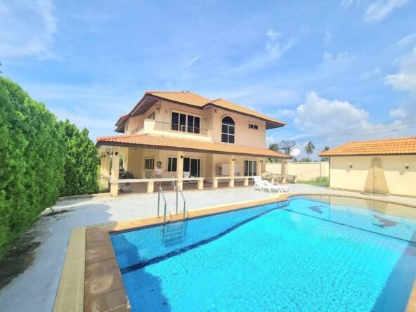 For sale, a pool villa with a large lawn, near Bang Saray Beach. ขายบ้านพูลวิลล่าพร้อมสนามหญ้าขนาดใหญ่ ใกล้ทะเลบางเสร่