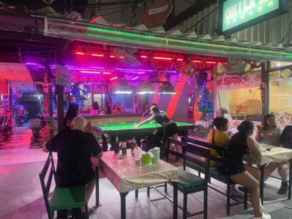 เซ้งบาร์ทำเลทอง ซอย 3 พัทยา ใกล้ชายหาด!. Prime location bar for rent, Soi 3, Pattaya, near the beach!