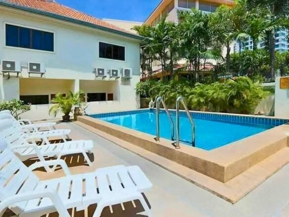 4 bedroom townhouse for rent in the heart of Pratumnak Hill, Pattaya. ทาวน์เฮาส์ 4 ห้องนอนให้เช่า ใจกลางเขาพระตำหนัก พัทยา