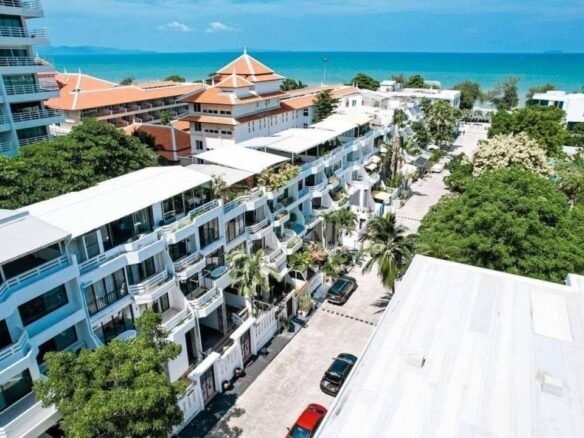 ทาวน์เฮ้าส์ริมทะเล ใกล้ทะเลแค่ 50 ม เท่านั้น. Townhouse by the sea, only 50 meters from the sea.