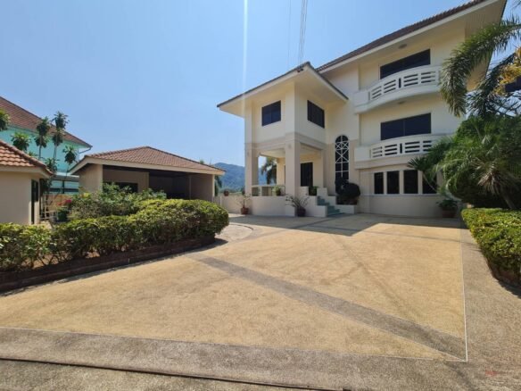 For sale, a large 3 and a half storey single house, beautiful view, quiet and private. ขายบ้านเดี่ยวหลังใหญ่ 3 ชั้นครึ่ง วิวสวย สงบเป็นส่วนตัว