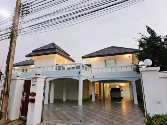 Pool Villa for Sale – East Pattaya | 9 Beds | 1,600 SQ.M | 25,000,000 THB (~USD 690,000)